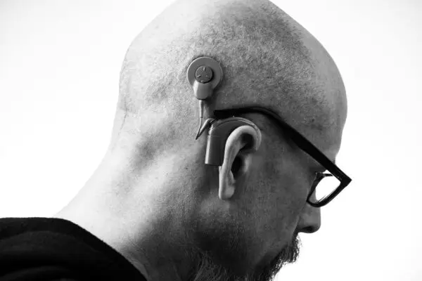 Photo by Brett Sayles: https://www.pexels.com/photo/grayscale-photo-of-a-man-with-a-hearing-aid-14682242/