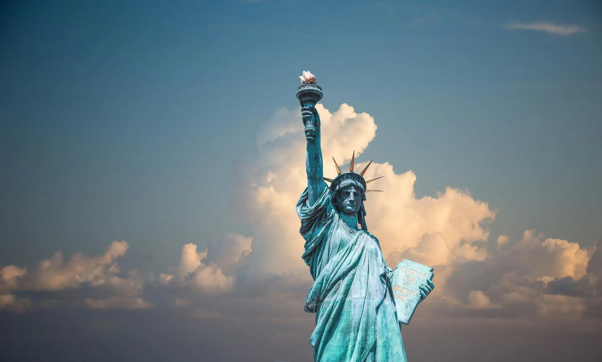 Photo by Pixabay: https://www.pexels.com/photo/statue-of-liberty-290386/